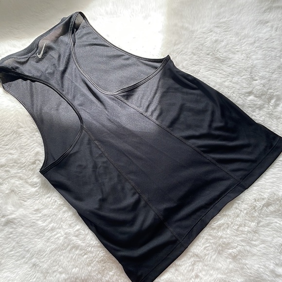 NWOT SLEEVELES NIKE SPORTS TOP - Picture 3 of 3